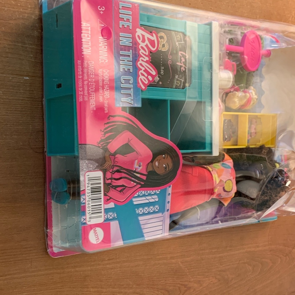 BADBOX Great Doll! Barbie Life in the City Cafe Robyn Set Market Stand NRFB NIB - Picture 8 of 9
